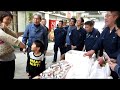 Click here to watch this video 第２回関連棟まつり「牡蠣、まぐろ、寿司の販売」