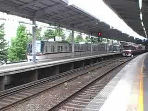 京急1500形1545編成到着と都営5300形5304編成発車