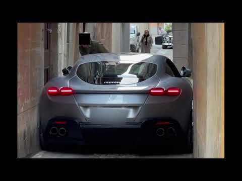 Ferrari w Rzymie utknęła pomiędzy budynkami