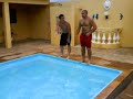 Quem disse que Crisurus Dansel nao gosta de carinho?eis a prova que gosta..   brincando com uma mangueira de compressor de ar... 