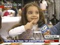 Περιγραφή .Οι Καρφίτσες της Έλλης Στάη.Η εκπομπή ΤΕΤαΤΕΤ υπερήφανα παρουσιάζει με λεπτομέρειες on camera πως ένας αλλοδαπός κουκουλοφόρος απενεργοποιεί το συναγερμό και κλέβει σε ελάχιστο χρόνο ένα αυτοκίνητο.Στο δελτίο ειδήσεων έμμεσα διαφημίζεται το σπρέι που τυφλώνει τα ραντάρ της τροχαίας,καθώς και άλλες μεθόδους χρήσιμες στους πολίτες ώστε να παραβαίνουν με ασφάλεια τους νόμους και κανονισμους.    Στο Δυστύχημα του σχολικού Λεωφορείου η Δημοσιογράφος εξηγεί πως τα μπισκότα αποτελούν απόδειξη ύπαρξης παιδιών .Ευαγγελάτος στο Δελτίο Ειδήσεων Παραδίδει πολύτιμα ταχύριθμα σεμινάρια χρήσης Ρουκετών για σωστή Στόχευση..Ο Σόμπολος αναλύει τους υψηλούς Δημοσιογραφικούς Στοχους.Ρεπόρτερ μπερδεύει τις Μικροκαμερες με τα Λειζερ που χρησιμοποιούνται για σύλληψη κλεφτοκοτάδων.Καθηγητης Πληροφορικής εξηγεί στους κάφρους τηλεθεατές και τον Παρουσιαστή ,για τις απίστευτες δυνατότητες που έχουν οι Κάμερες της Αμερικάνικης Πρεσβείας(στις Αμερικάνικες ταινίες ίσως).Ο παρουσιαστής προαναγγέλλει την παρουσίαση Βίντεο ντοκουμέντου από την Βιντεοκάμερα της πρεσβειας,που όμως προκύπτει ένα και μόνο παγωμένο πλάνο.