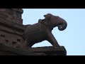 La ciudad estado de JODHPUR, fue fundado en 1459 por Rao Jodha, un jefe rajput perteneciente al clan Rathore.
Rao Jodha logró conquistar el territorio circundante y por tanto, fundó un estado que llegó a ser conocido como Marwar.
La ciudad se encuentra en la estratégica carretera que une a Delhi Gujarat, ello permitió beneficiarse de un floreciente comercio de opio, cobre, la seda, sándalo, palmeras datileras y el café. 
A principios de su historia, el estado se convirtió en un feudo en el marco del imperio mogol, durante este período, este estado proporciono varios nobles, como el Maharajá Jaswant Singh, el cual enriqueció el arte y la arquitectura y también genero oportunidades en el comercio local logrando hacer de este un imperio prospero en el norte de la India. El imperio mogol se redujo gradualmente después de 1707, ya que en la corte de Jodhpur fue acosada por la intriga, y esto fue generado inestabilidad y 50 años de guerras humillantes y ruinosas para el estado, que al final busco alianzas con los británicos en 1818.
Durante el dominio británico, el estado de Jodhpur fue el mayor del Rajastán, teniendo en cuenta el tamaño de su superficie y su riqueza este prosperó bajo la paz y la estabilidad. Sus comerciantes, los Marwaris, florecieron sin límites y llegaron a ocupar una posición de dominio en el comercio en toda la India. En 1947, cuando India se independizó, este estado se convirtió en la segunda ciudad de Rajasthan. 

La Ciudad de Mandore, inicialmente sirvió como la capital de este estado, en tiempos de Rao Jodha, sin embargo Jodhpur pronto se hizo cargo de esa función, incluso durante la vida útil de Rao Jodha.

Los Jardines de Mandore; famosos jardines con templos jainistas, canales de agua y abundante arbolado... A la gente le gusta pasear y reunirse los días de fiesta con la familia, para comer y merendar en un rincón sombrío y fresco... Se encuentra a seis kilómetros de la ciudad de Jodhpur. - Jardines de Mandore, Jodhpur. INDIA del Rajastán