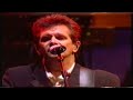 (the highland connection - 1979) live at stirling caste - (donnie munro's farewell) 1997. my very first vhs rip, excuse the video quality (i tried to keep the highest possible sound quality though)
------------
in the distance day was dawning
comes to me the early morning
something tells me that i'm going home

the brand new sun was shining bright
from the darkness fields of light
something tells me that i'm going home

going home
when the summers coming in
and the moonlight on the river
shows me where i've been

soft the rain is gently falling
light across the city morning
i get the feeling that i'm going home

across the moorland, past the mountains
o'er the rivers beside the new stream
something tells me that i'm going home

(chorus)

(chorus)

as the trains rolling nearer
ah, the feeling just to be there,
something tells me that i'm going home

now the skylines reach my eyes
the ridge stands out in highland skies
i just can't believe i'm going home

going home