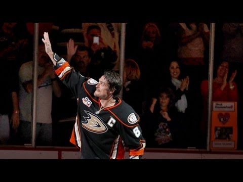 Teemu Selanne takes victory lap in Anaheim