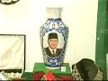 27/01/2008 19:09 Liputan KhususRagam Koleksi Cinderamata Pak HartoLiputan6.com, Jakarta: Selama 32 tahun menjabat presiden, Soeharto banyak menerima cinderamata dari berbagai kalangan baik dalam maupun luar negeri. Banyak pimpinan negara asing seperti presiden, perdana menteri, atau tokoh terkemuka dunia lainnya menghadiahi Pak Harto beragam benda.Cinderamata-cinderamata itu kini tersimpan di Museum Purna Bhakti Pertiwi, Taman Mini Indonesia Indah, Jakarta Timur. Museum yang didirikan atas inisiatif Ibu Tien Soeharto pada pertengahan 1993 itu memiliki lahan seluas sekitar 21 hektare.Sebelum memasuki ruang pamer utama museum, pengunjung akan melewati ruang muka berisi ukiran yang menggambarkan sejarah perjuangan bangsa Indonesia. Di dalam ruang pamer utama, terpajang koleksi yang berjumlah 12.000 buah mulai dari keramik hingga lukisan.Penempatan cinderamata ini terbagi dalam beragam kelompok seperti hasil karya seniman dalam atau luar negeri. Lalu ada bagian khusus untuk ukiran perak yang kebanyakan pemberian dari pimpinan negara-negara di Asia atau tokoh masyarakat.Di bagian lain, ada koleksi berbagai macam batu yang umumnya berasal dari Asia Timur. Ada juga koleksi guci. Salah satu di antaranya pernah dinobatkan sebagai guci tertinggi di dunia. Guci asal Cina itu memiliki tinggi 3,88 meter.Ada benda yang sering digunakan sebagai latar belakang foto bersama bagi pengunjung Museum Purna Bhakti Pertiwi yaitu ukiran akar pohon karet. Ukiran yang berusia 100 tahun itu merupakan sumbangan dari Jonathan Parapak, mantan Direktur Jenderal Pos dan Telekomunikasi. Dari Afganisthan, Presiden Soeharto memperoleh lukisan foto diri dalam permadani dan seperangkat benda kristal.Bila berkunjung ke museum ini, Soeharto biasa beristirahat di lantai lima. Sedangkan lantai puncak atau lantai ketujuh biasanya digunakan Pak Harto untuk tafakur.(TOZ/Tim Liputan 6 SCTV)