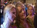 bl�ck f��ss - du bess die stadt 2008
gemeinsam mit rhine-power-pipe band & die domst�dter
anl��lich der prinzenproklamation des k�lner dreigestirns

du bess die stadt, op die mer all he stonn
du h�s et uns als p�nz schon aanjedonn
du h�s e herrlich laache em jeseech
du bess die frau, die rotz un wasser kriesch.

jrau ding hoor un su bunt di kleid
du h�s knies en der bud, doch de n�jele rut
jrell jeschmink un de fott jet breit
e jl�ck, dat deer dat all jot steit.

du bess die stadt, op die mer all he stonn
du h�s et uns als p�nz schon aanjedonn
du h�s e herrlich laache em jeseech,
du bes die frau, die rotz un wasser kriesch.

frech wie dreck, doch et h�tz ess jot,
e klei bessje verd�tsch, met nix jet am hot,
jot jelaunt, dat et bal schon nerv,
all dat hammer vun dir jeerv.

du bess die stadt, op die mer all he stonn,
du h�s et uns als p�nz schon aanjedonn,
du h�s e herrlich laache em jeseech,
du bes die frau, die rotz un wasser kriesch.

(instrumental)

du bess die stadt am rhing, d�m jraue strom,
du bess verlieb en dinge staatse dom,
du bess en jungfrau un en ahle m�hn,
du bess uns stadt un du bess einfach sch�n.
du bess uns stadt un du bess einfach sch�n.