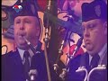 bl�ck f��ss - du bess die stadt 2008
gemeinsam mit rhine-power-pipe band & die domst�dter
anl��lich der prinzenproklamation des k�lner dreigestirns

du bess die stadt, op die mer all he stonn
du h�s et uns als p�nz schon aanjedonn
du h�s e herrlich laache em jeseech
du bess die frau, die rotz un wasser kriesch.

jrau ding hoor un su bunt di kleid
du h�s knies en der bud, doch de n�jele rut
jrell jeschmink un de fott jet breit
e jl�ck, dat deer dat all jot steit.

du bess die stadt, op die mer all he stonn
du h�s et uns als p�nz schon aanjedonn
du h�s e herrlich laache em jeseech,
du bes die frau, die rotz un wasser kriesch.

frech wie dreck, doch et h�tz ess jot,
e klei bessje verd�tsch, met nix jet am hot,
jot jelaunt, dat et bal schon nerv,
all dat hammer vun dir jeerv.

du bess die stadt, op die mer all he stonn,
du h�s et uns als p�nz schon aanjedonn,
du h�s e herrlich laache em jeseech,
du bes die frau, die rotz un wasser kriesch.

(instrumental)

du bess die stadt am rhing, d�m jraue strom,
du bess verlieb en dinge staatse dom,
du bess en jungfrau un en ahle m�hn,
du bess uns stadt un du bess einfach sch�n.
du bess uns stadt un du bess einfach sch�n.