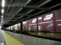 早朝の小田原駅を通過する上り貨物列車