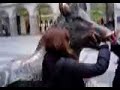 2 Ragazze e la statua del cinghiale 2 Ragazze e la statua del cinghiale