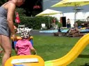 Van de glijbaan! Van de glijbaan!