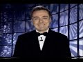 encontrar nos dias atuais um programa de tv com um corpo de jurados � t�o comum quanto beber �gua quando estamos com sede. no entanto, poucos sabem que a cria��o de j�ri em programa de audit�rio � atribu�da ao jornalista flavio cavalcanti, um dos mais respeitados apresentadores de tv, falecido em maio de 1986.
 
neste v�deo, exibido na ocasi�o dos festejos de 50 anos de televis�o e 35 anos de rede globo, o apresentador fausto silva comenta sobre o assunto e exibe trechos do programa a grande chance, de cavalcanti, dos anos 60 na antiga tv tupi. profissionais como erlon chaves, dener pamplona de abreu, marisa raja gabaglia, marisa urban, celso teixeira, clecius ribeiro e outros julgam um calouro em certame que teve como vencedor o hoje consagrado cantor em�lio santiago. 

na seq��ncia, gugu liberato fala sobre atributos dos jurados e mostra cenas de alguns deles, como aracy de almeida, elke maravilha, wilza carla, pedro de lara, nelson rubens e outros.