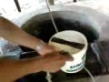 Maike tirando água do poço