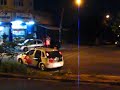 Carro da polícia atrevido em street race