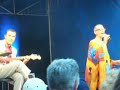 desirless en train de chanter 