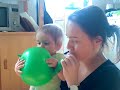 Tim och jag roar oss med en ballong.