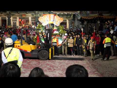(豬哥機)搬著翡翠媽祖準備進廟-大甲鎮瀾宮2011辛卯年翡翠媽祖遶境回鑾-