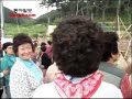 귀향 100일 노무현 전 대통령 생가에서는? 귀향 100일이 지난 노무현 전 대통령의 김해시 진영읍 봉하마을 생가에서는평범한 시민으로 돌아온 노무현 전 대통령을 보기 위해 전국 각지에서 몰려든 관광객들과 임기 중에 활동한 모습과 노사모회원들이 만든 케릭터를 전시중인 노랑 전시관 등 유명한 관광명소가 되어가고 있는 봉하마을을 찾아보았다.