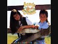 CD: Aniversário do Tatu/ Música: Casamento Natural/Ano:1991 Virgem relva se abre pelo chão E o orvalho de noiva te veste Um coral de aves rima a canção O sol ilumina a filmagem Árvores eo vento são as testemunhas Aprovando o ceremonial E a cachoeira entra com o véu Nesse casamento natural Laranjeira ofertou o buquê A terra deu a recepção A cana de açúcar deu a aguardente E o refrigerante foi limão Doutor João-de-Barro foi o construtor Dona aranha teceu as cortinas Pica pau foi quem presenteou os móveis E vagalume foi a lamparina Refrão Ei, sertão, noite e dia, As flores do campo Que decoração Tudo em perfeita harmonia