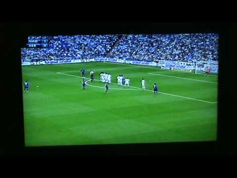 Tiro libre de Viqueira ante el Real Madrid