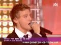 jonatan sings' java de brodway' with a group