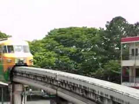 名鉄犬山モノレール線　走行中の車両