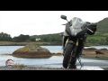 L'IRLANDE A DOS DE HONDA CBR 600 F! Comme l'hermaphrodite escargot qui souffre de ne pas savoir s'il est mâle ou femelle, la discrète Honda CBR 600 F hésite entre roadster et sportive. Alors plutôt que de lui payer 20 années de psychanalyse, la WebTV l'a emmenée en Irlande à la découverte de sa vraie personnalité. Des paysages envoûtants pour une machine attachante.