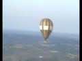 voici un vol en ulm pendulaire tout près d'une montgolfière près de niort