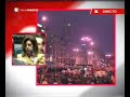 Zapatero, estás rodeado.4 de Febrero de 2007 - 12:37:33 - Luis del PinoAunque esperado, el éxito de la manifestación de ayer fue enormemente gratificante. Lo de menos es que salieran a la calle diez veces más personas que las que logró movilizar para el 13-E, con toda su maquinaria mediática, el antes todopoderoso Gobierno; lo de menos es el contraste entre una manifestación (la del 13-E) donde la pancarta de cabecera avanzaba tranquilamente por el recorrido, y otra manifestación (la de ayer) donde la cabecera tardó dos horas en alcanzar la Puerta de Alcalá, porque el recorrido entero y las calles adyacentes estaban ya abarrotados antes de comenzar la manifestación. Lo de menos es la diferencia entre las caras de póquer de los culturetas que abrían la marcha el 13-E y las caras de satisfacción de quienes ayer se dirigieron desde la tribuna a la inmensa marea de personas que se dio cita en Madrid.Esa comparación es lo de menos, porque ya esperábamos el contraste. Ya sabíamos que el PSOE ha perdido la calle. Zapatero tiene el Gobierno, pero ha perdido el poder. Sin la calle, y con el cobrador de ETA siguiéndole los pasos, lo que le resta de legislatura a Zapatero es una inmensa agonía en busca de una prórroga imposible.Lo importante de ayer fue otra cosa: el color, el sonido y la emoción. Sorprende hasta qué punto se han vuelto las tornas en cuanto a la transmisión plástica de los mensajes. Frente a la manifestación gris, triste y uniforme de apoyo al Gobierno el 13-E, la de ayer fue una manifestación donde, miraras donde miraras, sólo había color. Un color imparable. La manifestación se inició, de hecho, con un estallido de color: la suelta de miles de globos rojos y amarillos que conformaron en el cielo, durante un minuto eterno, una enorme bandera española.Después, durante una hora, el tiempo que tardó nuestra pancarta de los peones en poder empezar a moverse, todos aguantamos a pie firme. César Vidal y Amando de Miguel estaban con nosotros compartiendo esa espera alegre y sorprendentemente larga. Dos horas después del inicio, tan sólo habíamos conseguido recorrer unos doscientos metros. De hecho, sólo pudo avanzarse cuando la gente empezó poco a poco a marcharse de la manifestación, abriendo así un hueco entre la muchedumbre.Mucho después de la hora prevista, empezaron los discursos, que no pudimos escuchar por la lejanía. Y al final, una novedad que quizá pase, por fin, a ser costumbre: sonaron los acordes del himno nacional, que sí pudimos oír en la distancia. El himno que nos representa a todos los españoles y que, precisamente por eso, a muchos nos emociona, mal que les pese a unos pocos.Disuelta la manifestación, nos dirigimos a CATS para rendir un homenaje a una persona que para nosotros es muy especial: María Jesús, la madre de Irene Villa. Allí, en el escenario, Lookfor nos hizo llorar a todos con un discurso lleno de palabras de esperanza, de agradecimiento y, sobre todo, de cariño. De cariño hacia María Jesús y hacia todas las víctimas simbolizadas en ella. De cariño hacia alguien que ha sabido mantener una alegría contagiosa a la que es imposible sustraerse.Es esa alegría indestructible la que va a conseguir expulsarte, Zapatero. No vas a poder resistirte al ataque combinado del color, del sonido y de la emoción de quienes sabemos que la razón, la calle y la alegría están de nuestra parte. Y cuando salgas de Moncloa por la puerta chica, la mirada y la sonrisa de María Jesús, que tú no has conseguido borrar, seguirán estando aquí. Y, además, triunfantes.