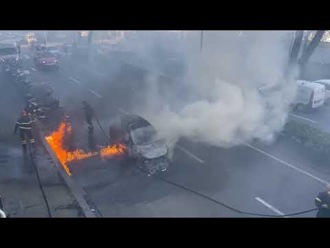 Auto in fiamme a Firenze
