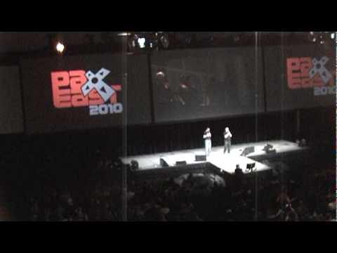 WHAT?? A Concert Full Of People Crack Their Knuckles At The Same Time!