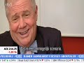 Bijna alle Nederlandse economen en journalisten denken dat stevig moet worden ingegrepen door de overheid in de 'vrije' markt. Jim Rogers laat iets anders horen, wat de journalist moeilijk lijkt te bevatten. Jim Rogers is een econoom, hij laat zien dat hij economie begrijpt door zijn kennis te gebruiken. Hiermee maakt hij in goede en slechte tijden veel geld.Academische economen claimen dat ze de economie begrijpen maar waarom zijn zij dan veel armer? Omdat het altruïsten zijn? Niet iets wat je verwacht van een econoom...