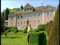 g�nter wewel - so sch�n bl�h'n die rosen 2007

so sch�n bl�h'n die rosen nur einmal im leben
und nur f�r verliebte, da bl�h'n sie so sch�n
sie bl�h'n, weil zwei menschen die h�nde sich geben
um nie auseinander zu geh'n.

und f�llt dann der schnee und wird grau unser haar
dann sehnst du herbei, was so herrlich einst war.

so sch�n bl�h'n die rosen nur einmal im leben
sie bl�h'n, wenn man liebe sich gibt
so sch�n bl�h'n sie nur, wenn man liebt.

schau wohin du siehst, jede blume gr��t
will mit ihrem bl�tenkleid uns freude nur bereiten
und dann denk ich oft, die blumen die k�men
nur um uns zu seh'n und abschied zu nehmen
darum lass uns keinen tag vers�umen
morgen ist vielleicht zu sp�t.

(instrumental)

so sch�n bl�h'n die rosen nur einmal im leben
und nur f�r verliebte, da bl�h'n sie so sch�n
sie bl�h'n, weil zwei menschen die h�nde sich geben
um nie auseinander zu geh'n.

und f�llt dann der schnee und wird grau unser haar
dann sehnst du herbei, was so herrlich einst war.

so sch�n bl�h'n die rosen nur einmal im leben
sie bl�h'n, wenn man liebe sich gibt
so sch�n bl�h'n sie nur, wenn man liebt.