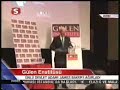 Gülen Enstitüsü örnek bir çaba sergiliyorGülen Enstitüsü Başkanı Kemal Öksüz, ABD eski Dışişleri Bakanı James Baker'a üzerine kendi portresi işlenmiş el dokuması bir halı hediye etti.ABD'nin Teksas eyaletinin Houston şehrinde bulunan Gülen Enstitüsü'nün geleneksel öğle yemeği toplantılarının son konuğu, eski Dışişleri ve Hazine Bakanı James Baker oldu.Houston Üniversitesi ile Dinlerarası Diyalog Enstitüsü'nün ortak çabasıyla oluşturulan Gülen Enstitüsü'nün toplantısına katılan Baker, kamu görevlisi, din adamı ve gazetecilerden oluşan 200'ü aşkın davetliye bir konuşma yaptı. İnsanların farklılıklarına rağmen birlikte barış içinde yaşamaları kültürünün gelişmesine yaptığı katkılardan dolayı Gülen Enstitüsü'ne minnettar olduğunu ifade eden Baker, 