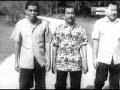 do re mi
(filem do re mi)

do re mi tiga orang sahabat
berjumpa terus sepakat
otak yang geliga sekarang dah tersumbat
re do ti la so fa mi re do

do re mi tiga bujang terlajak
kerja semua tak layak
jikalau begitu baik gunakan otak
re do ti la so fa mi re do

baik kita jadi tentera
mengawal negara
tentu kita tak diterima
sebab kita bujang tua

mari jadi tentera laut
jerung aku takut
baik jadi tentera udara
alah tinggi sangat aku tak hendak

do re mi apa kita nak jadi
sabarlah sampai besok pagi
mari pulang rumah kita bertemu ramah
lapangkan hati jangan lemah