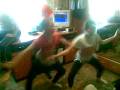 doua fete simpatice danseaza...tare