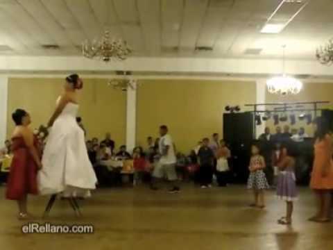 Vídeo de una caída graciosa en una boda al coger el ramo 0 Vídeo de una caída graciosa en una boda al coger el ramo