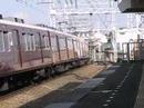 大山崎駅を通過する阪急特急京都線上下