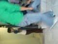 asustando al niño...