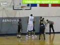 Ce basketteur est vraiment trop grand !