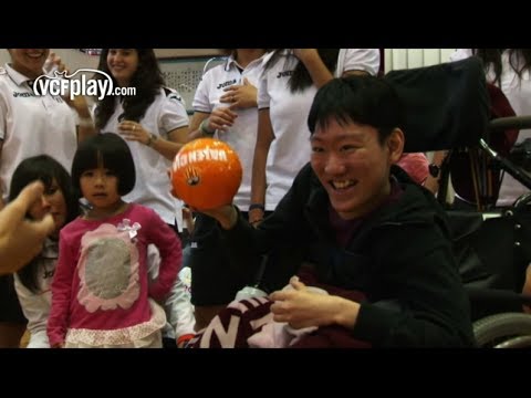 Valencia CF: Los niños del colegio Koumei se divierten con las futbolistas