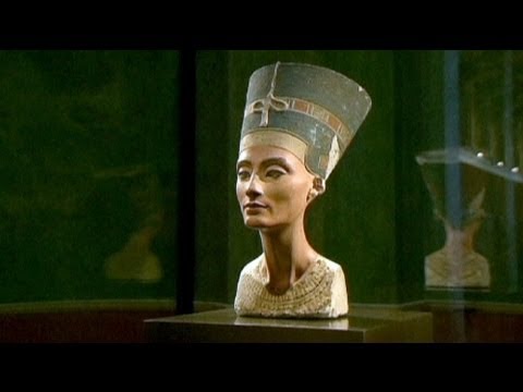 100 عام على اكتشاف تمثال رأس الملكة 