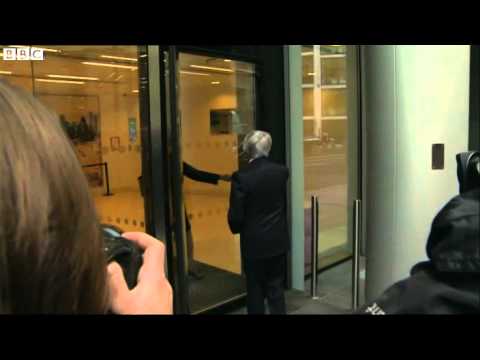Bernie Ecclestone FAIL przy drzwiach obrotowych... Bernie Ecclestone FAIL przy drzwiach obrotowych...