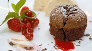 Schokoladentörtchen mit flüssigem Kern an Tonkabohnen Parfait Schokoladentörtchen mit flüssigem Kern an Tonkabohnen Parfait