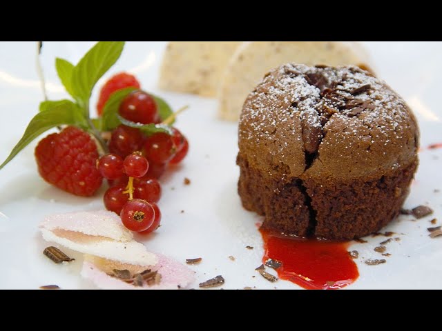 Schokoladentörtchen mit flüssigem Kern an Tonkabohnen Parfait 