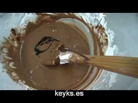 curso de chocolate - Es una técnica muy fácil. Sólo tenemos que mezclar las nubes con el chocolate y derretir ambos ingredientes, luego le aplicamos azúcar glase. Si te gusta haz...