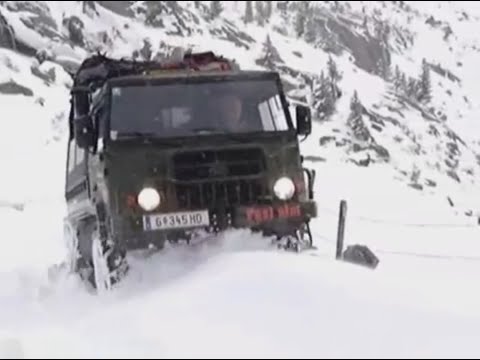 Pinzgauer 4x4 работает зимой вместо грейдера!