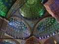 أمل دنقل (الورقة الخامسة)... وأمي خادمة فارسيةيتناقل سادتها قهوة الجنس وهي تدير الحطبيتبادل سادتها النظرات لأردافهاعندما تنحني لتضئ اللهبيتندر سادتها الطيبون بلهجتها الأعجمية !***نائماً كنت جانبها، ورأيت ملاك القدسينجني ، ويربت وجنتها وتراخىا الذراعان عني قليلاًقليلاً..وسارت بقلبي قشعريرة الصمت :-أميوعاد لي الصوت-أميوجاوبني الموت-أميّوعانقتها .. وبكيتوغام بي الدمع حتى انحبس !(الورقة السادسة)لا تسألني إن كان القرآنمخلوقاً .. أو أزلي.بل سلني إن كان السلطانلصاً .. أو نصف نبي !!(الورقة السابعة)كنت في كربلاءقال لي الشيخ أن الحسينمات من أجل جرعة ماء ..وتساءلت كيف السيوف استباحت بني الأكرمينفأجاب الذي بصرته السماء :انه الذهب المتلألئ : في كل عين ..............إن تكن كلمات الحسينوسيوف الحسينوجلال الحسينسقطت دون أن تنقذ الحق من ذهب الأمراءأفتقدر أن تنقذ الحق ثرثرة لشعراء ؟و الفرات لسانٌ من الدم لا يجد الشفتين.*****مات /ن أجل جرعة ماءفاسقني يا غلام .. صباح مساءاسقني يا غلامعلني بالمدامأتناسى الدماء