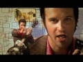 Enfin un premier vidéoclip pour Mike Prévost dont les premiers extraits « Tout à toi » et maintenant « Le Love » se hissent rapidement sur les palmarès. Enfin un visage sur un nom. Entièrement tourné dans sa buanderie-café-internet en août dernier (Cosmik Café à Verdun), le vidéoclip « Le Love » de Mike Prévost illustre bien tout le « groove » de sa musique
