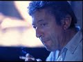 jane birkin & serge gainsbourg - la d�cadanse

tourne-toi
- non
- contre moi
- non, pas comm'�a
- ...et danse
la d�cadanse
bouge tes reins
lentement
devant les miens
- reste l�
derri�r' moi
balance
la d�cadanse
que tes mains
fr�lent mes seins
et mon c?ur
qui est le tien
- mon amour
de toujours
patience
la d�cadanse
sous mes doigts
t'emm�nera
vers de lointains
au-del�
- des eaux troubles
soudain troublent
mes sens
la d�cadanse
m'a perdue
ah tu me tues
mon amour
dis m'aimes-tu ?
- je t'aimais
d�j� mais
nuance
la d�cadanse
plus encore
que notre mort
lie nos �mes
et nos corps
- dieux pardo-
nnez nos
offenses
la d�cadanse
a berc�
nos corps blas�s
et nos �mes �gar�es
- dieux !
pardonnez nos offenses
la d�cadanse
a berc�
nos corps blas�s
et nos �mes �gar�es