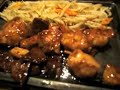 ホルモンを中心にハツや丸腸などの部位をカウンター前の鉄板で焼き上げる。カットステーキなど12種類そろった定食（￥780～）は昼夜問わず食べられると好評